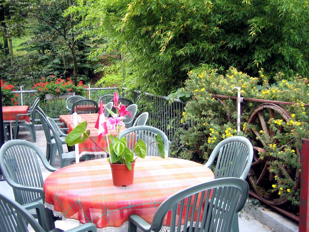 Hotel De L'Ours Vuiteboeuf Exteriör bild